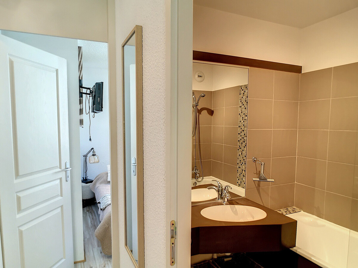 Appartement rénové 40m² Les Menuires, balcon vue piste - Photo 7
