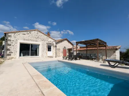 Location gite à Magnac Lavalette Villars, Maison familiale avec piscine privée et jardin pour 11 pers