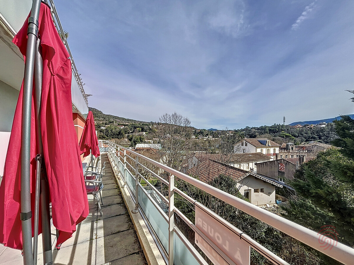 F3 climatisé 65m² terrasse vue montagnes à Lamalou-les-Bains - Photo 13