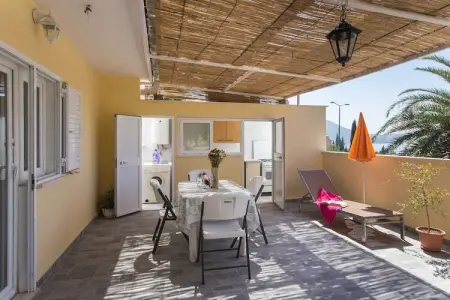 Location appartement à Mlini, Apartments Djurkovic - Two-Bedroom Apartment with Shared Terrace and Sea View