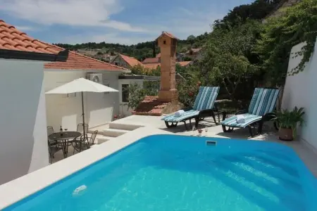 Location maison à Nerezisca, Holiday House Pine Tree - Three Bedroom Holiday Home with Pool