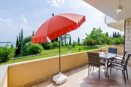Location appartement à Mlini, Color Apartments - Standard One-Bedroom Apartment with Terrace and Partial Sea View (Red)