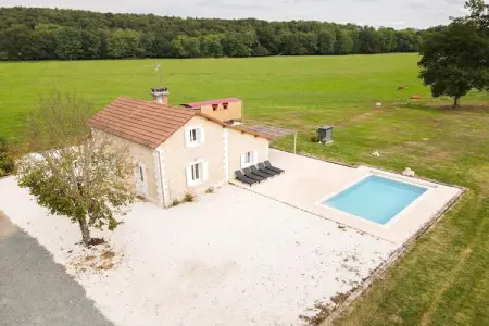 Maison de gare rénovée avec roulotte et piscine à Hautefort : photo 2