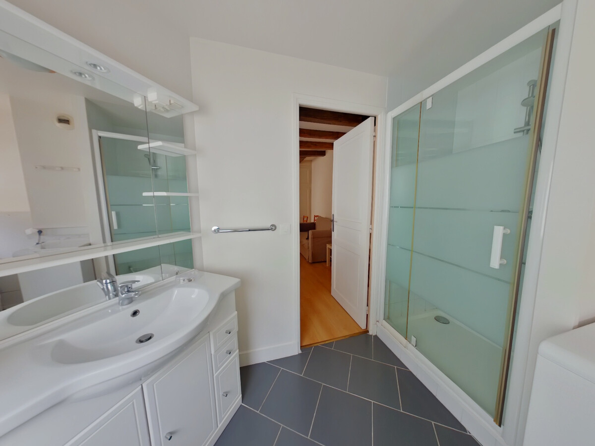 Apt 1er étage centre-ville, 900m des Thermes - Photo 3