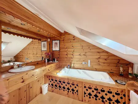 Chalet rénové avec cheminée et terrasse, proche télécabine - Photo 2