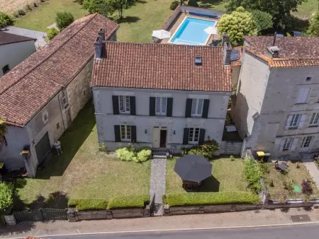 Location maison à Bonnes, 2 maisons familiales au bord d'une rivière