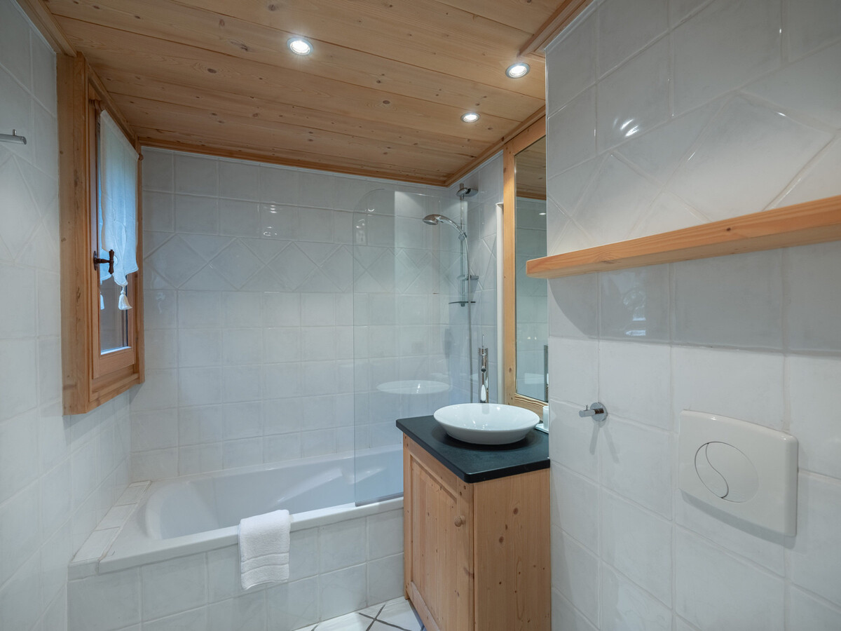 Appartement 3 chambres Méribel - Suite parentale avec balcon - Photo 6