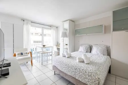 Location appartement à Nice, Charmant Studio avec balcon & piscine -Coeur de Nice