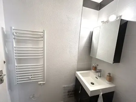 Appartement rénové à 50m de la plage, 4 pers, parking privé : photo 9