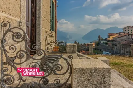 Location villa à Civenna, Villa à Civenna avec balcon