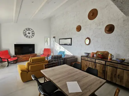 Villa charmante avec piscine, clim, wifi et parking à 300m de la mer : photo 4
