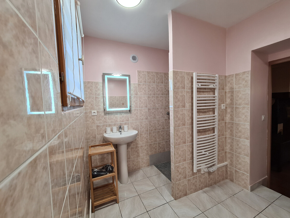 Gîte 5 personnes avec jardin clos et jacuzzi à La Berthenoux - Photo 10