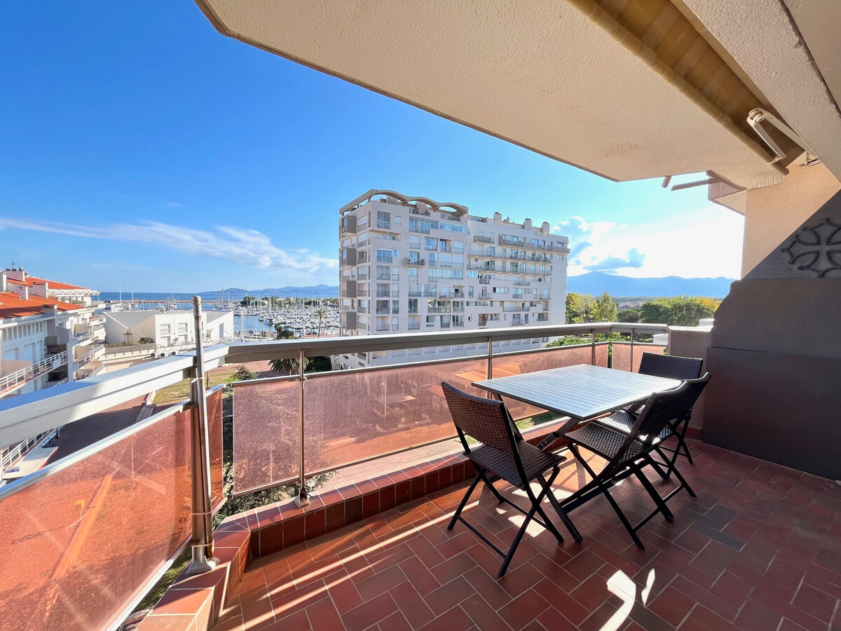 T3 face au port de Saint-Cyprien avec terrasse - Photo 2