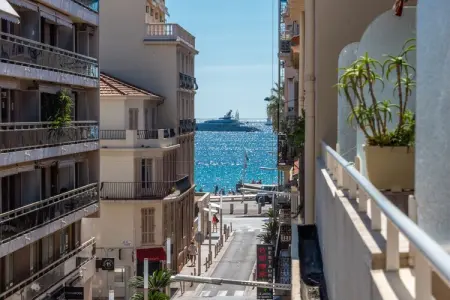 Location appartement à Cannes, Grand studio avec terrasse et vue mer