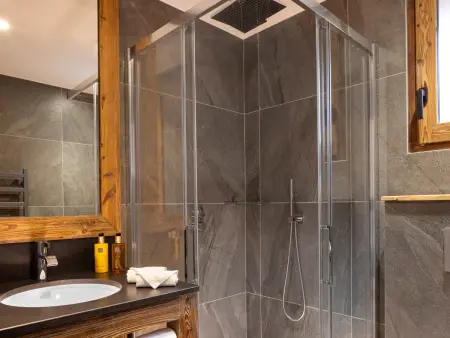 Chalet luxueux sur les pistes, sauna, parking inclus - Photo 12