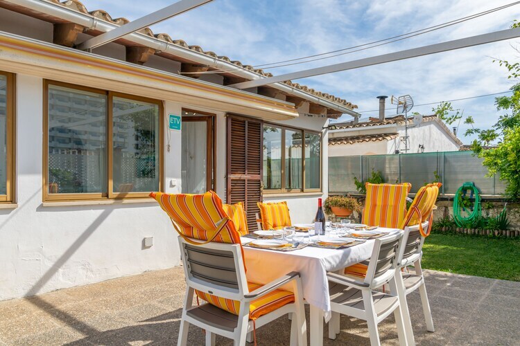Villa Luna à Puerto De Alcudia : piscine et jardin - Photo 6
