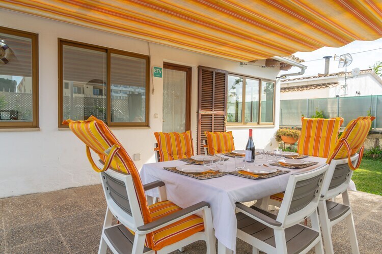 Villa Luna à Puerto De Alcudia : piscine et jardin - Photo 9