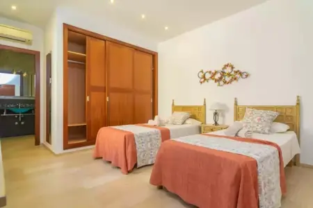 Villa S'albarcoquer – Piscine débordement et jacuzzi : photo 11