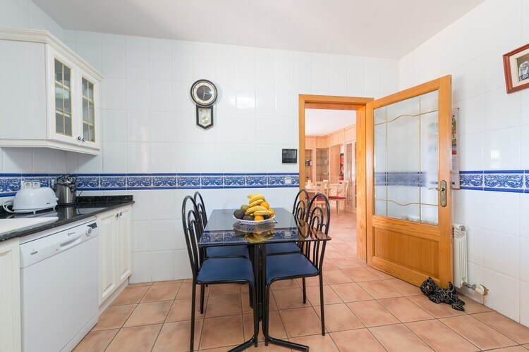 Villa Solluna : piscine & véranda vue montagnes - Photo 15