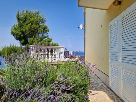 Maison Mara à Karlobag, 20 m de la mer : photo 2