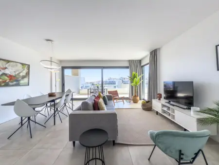 Location appartement à Estepona, Appartement moderne avec terrasse, piscine et Wi-Fi à Estepona