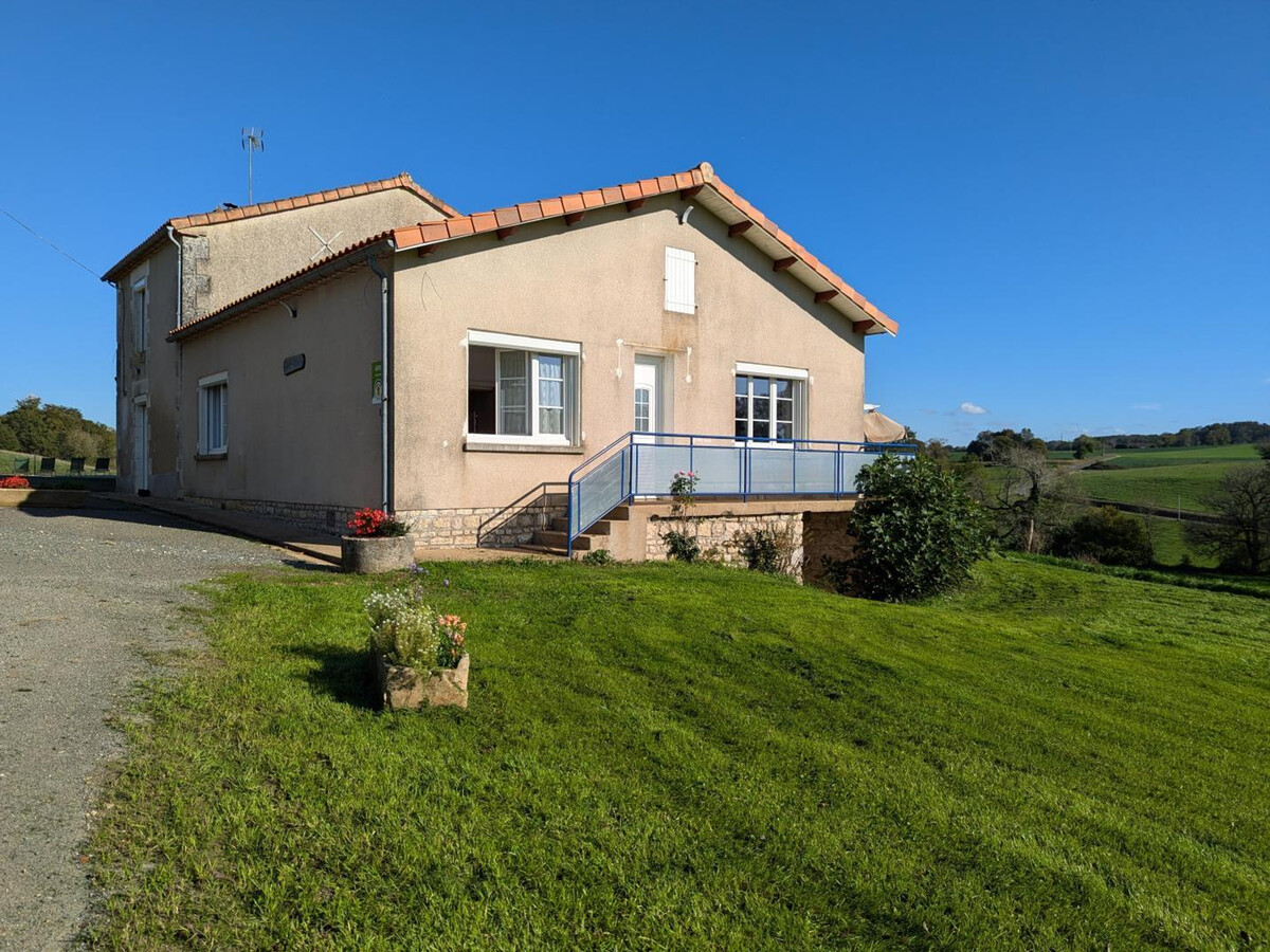 Gîte 14 pers., 5 chambres, piscine chauffée à Montbron - Photo 2