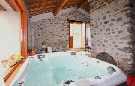 Ancienne ferme en pierre aux Monts d'Ardèche, 8 personnes : photo 2