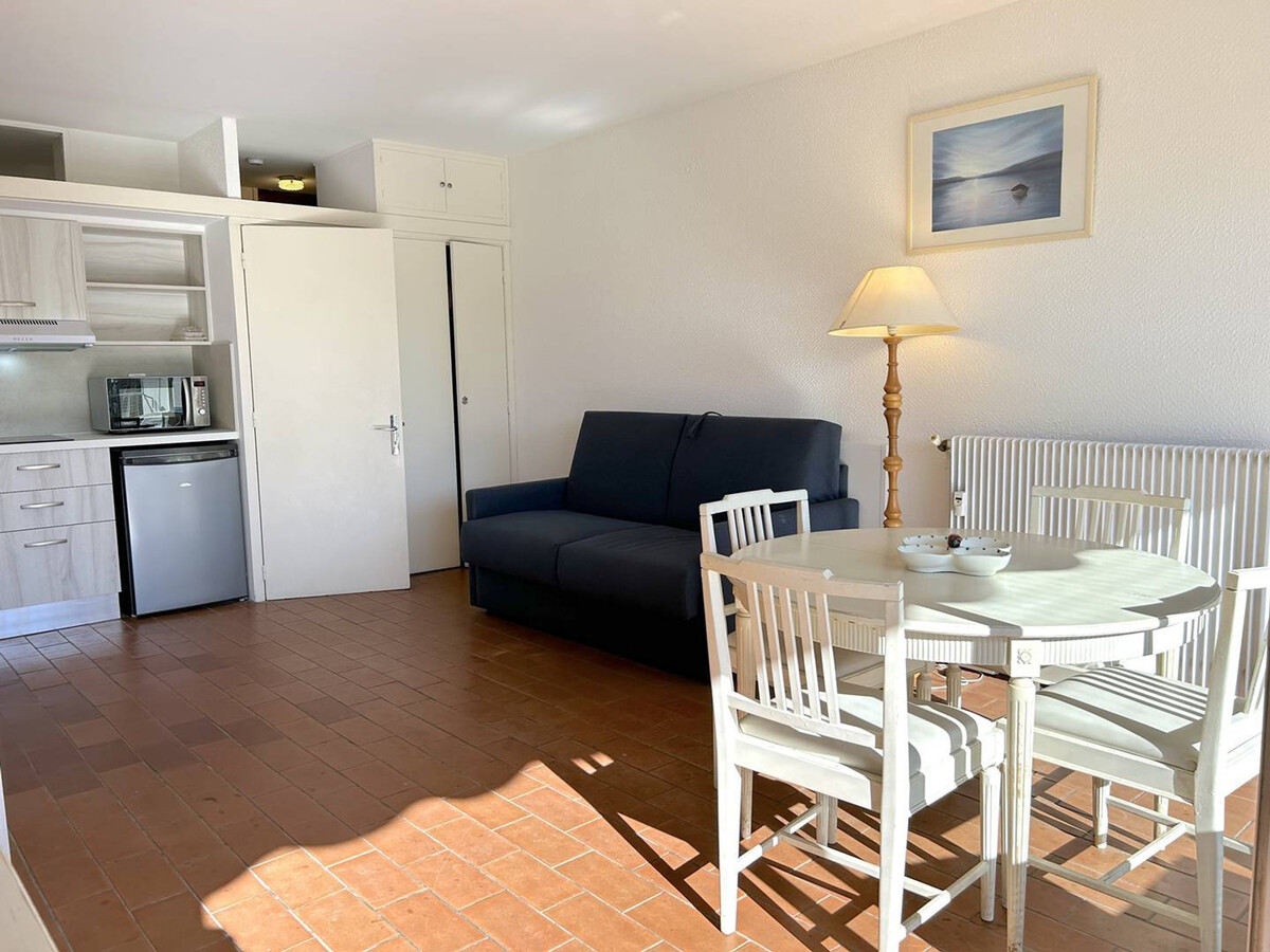 Studio au Lavandou, balcon à 20 m de la plage - Photo 2