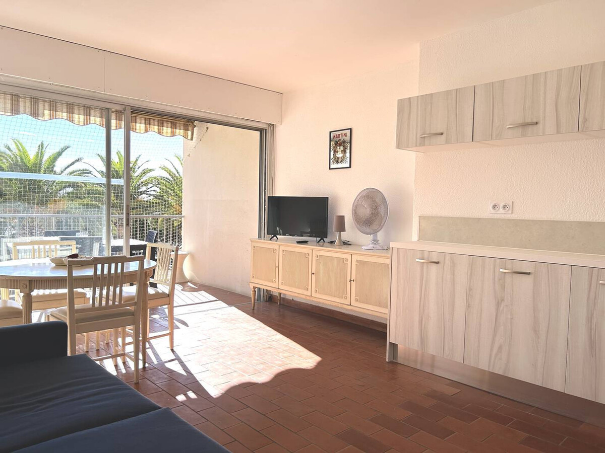 Studio au Lavandou, balcon à 20 m de la plage - Photo 6