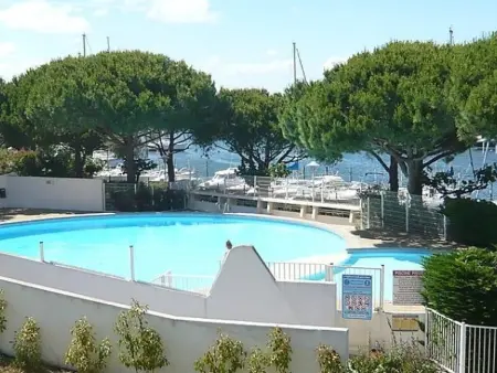 Location appartement à Port Camargue, Studio cabine climatisé avec piscine et parking au Grau du Roi