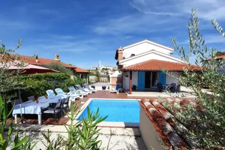 Location villa à Višnjan, Villa à Višnjan avec Piscine et Jardin