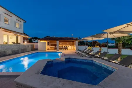 Location villa à Buici, Villa esthétique avec piscine privée