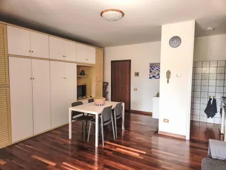 Studio By the Lake à Lesa, 35 m² avec jardinet : photo 8