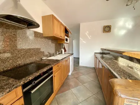 T3 rénové 2024 à Cambo-les-Bains, 4 pers, parking : photo 9