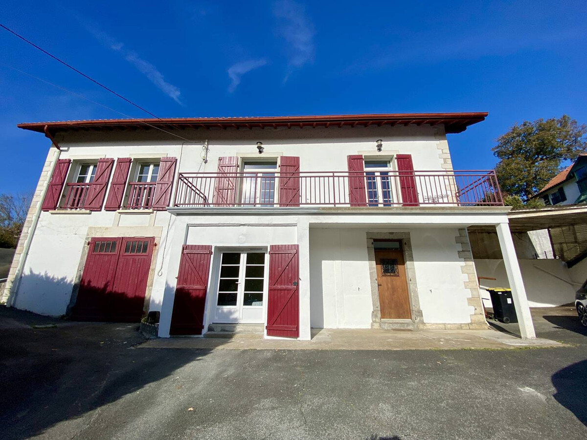 T2 rénové 2024 à Cambo-les-Bains, parking inclus - Photo 1