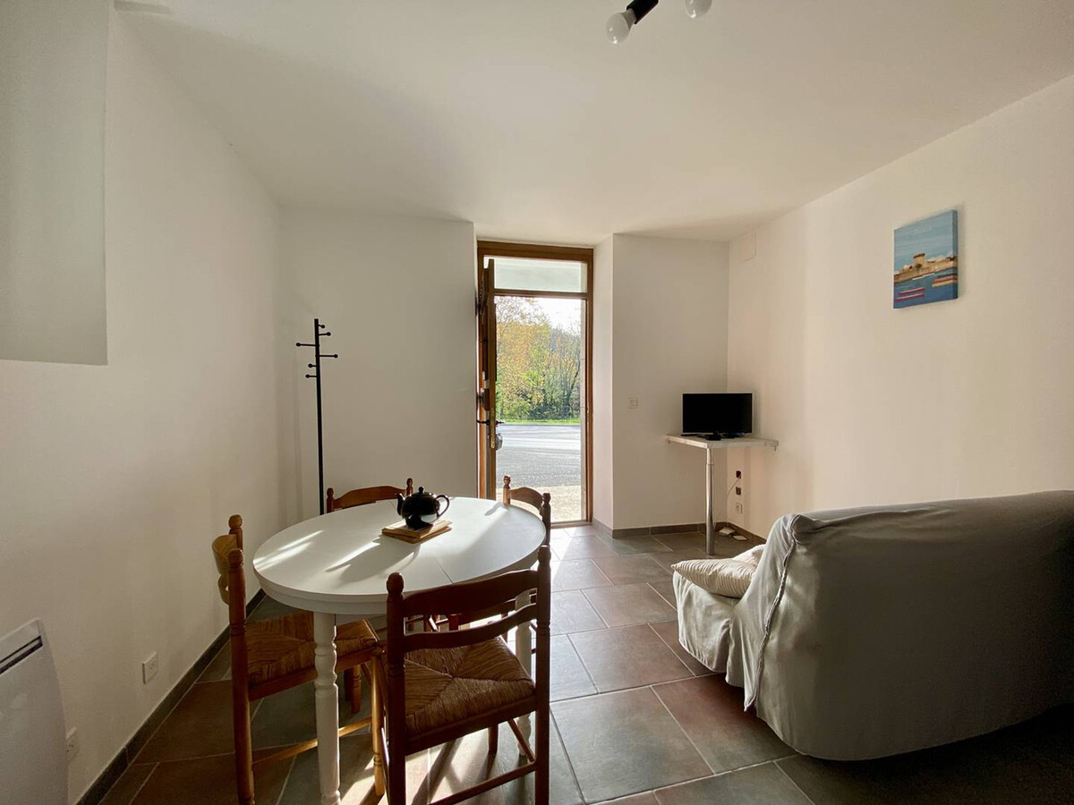 T2 rénové 2024 à Cambo-les-Bains, parking inclus - Photo 2