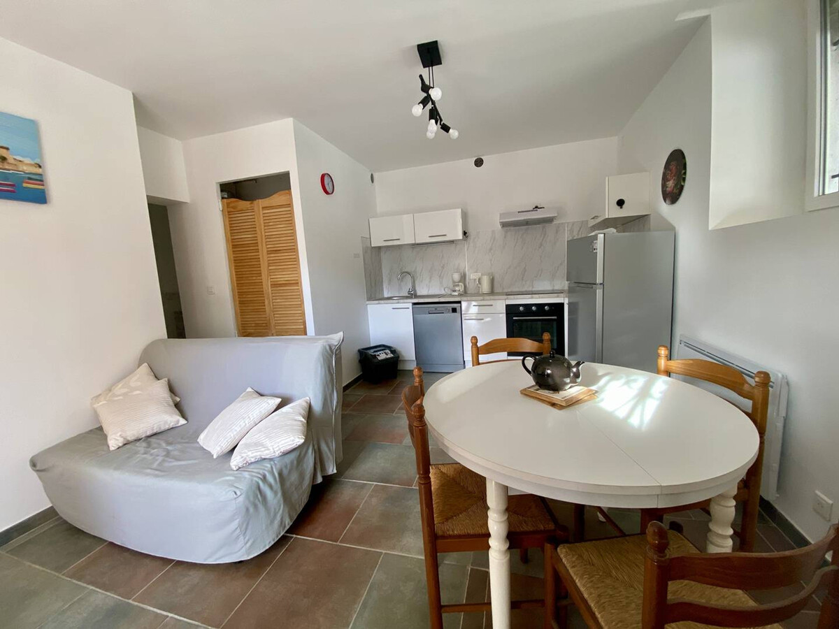 T2 rénové 2024 à Cambo-les-Bains, parking inclus - Photo 3