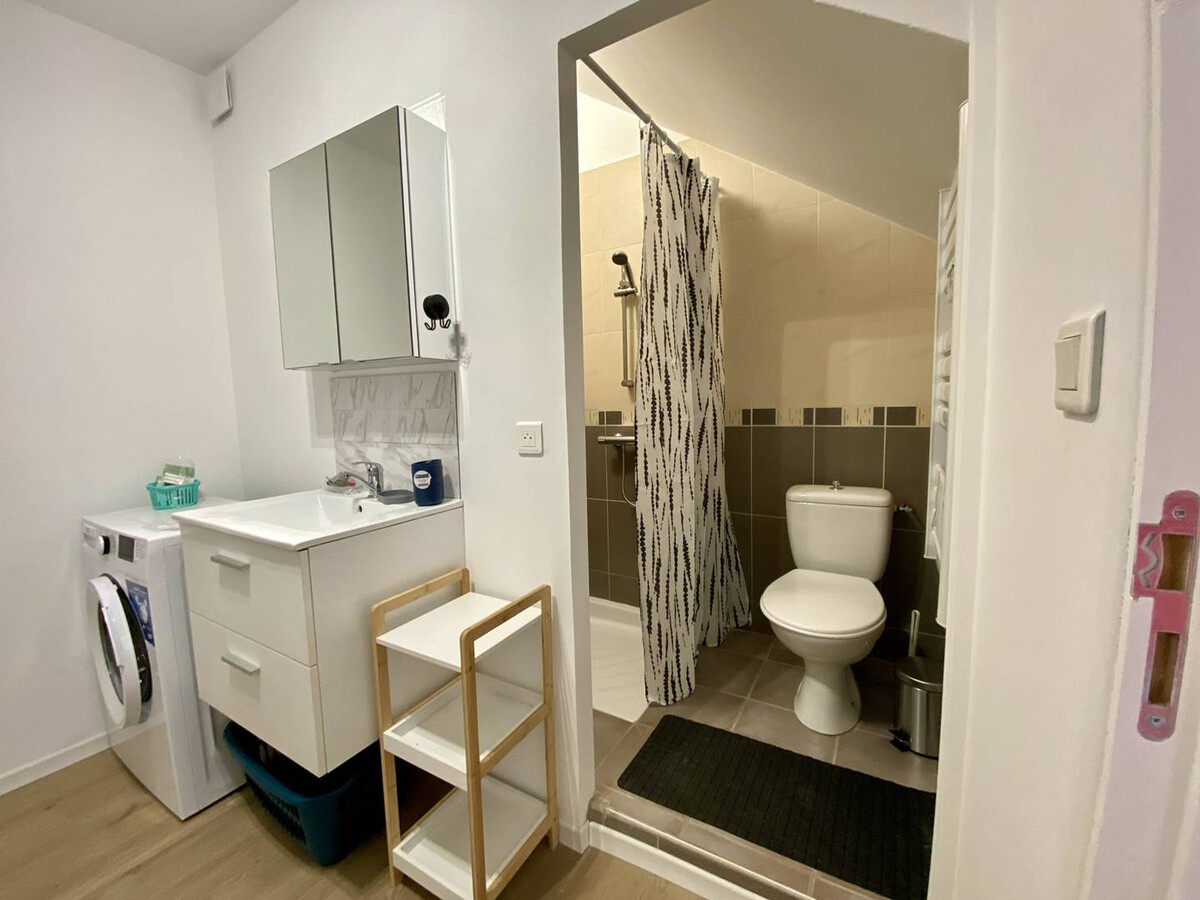 T2 rénové 2024 à Cambo-les-Bains, parking inclus - Photo 7