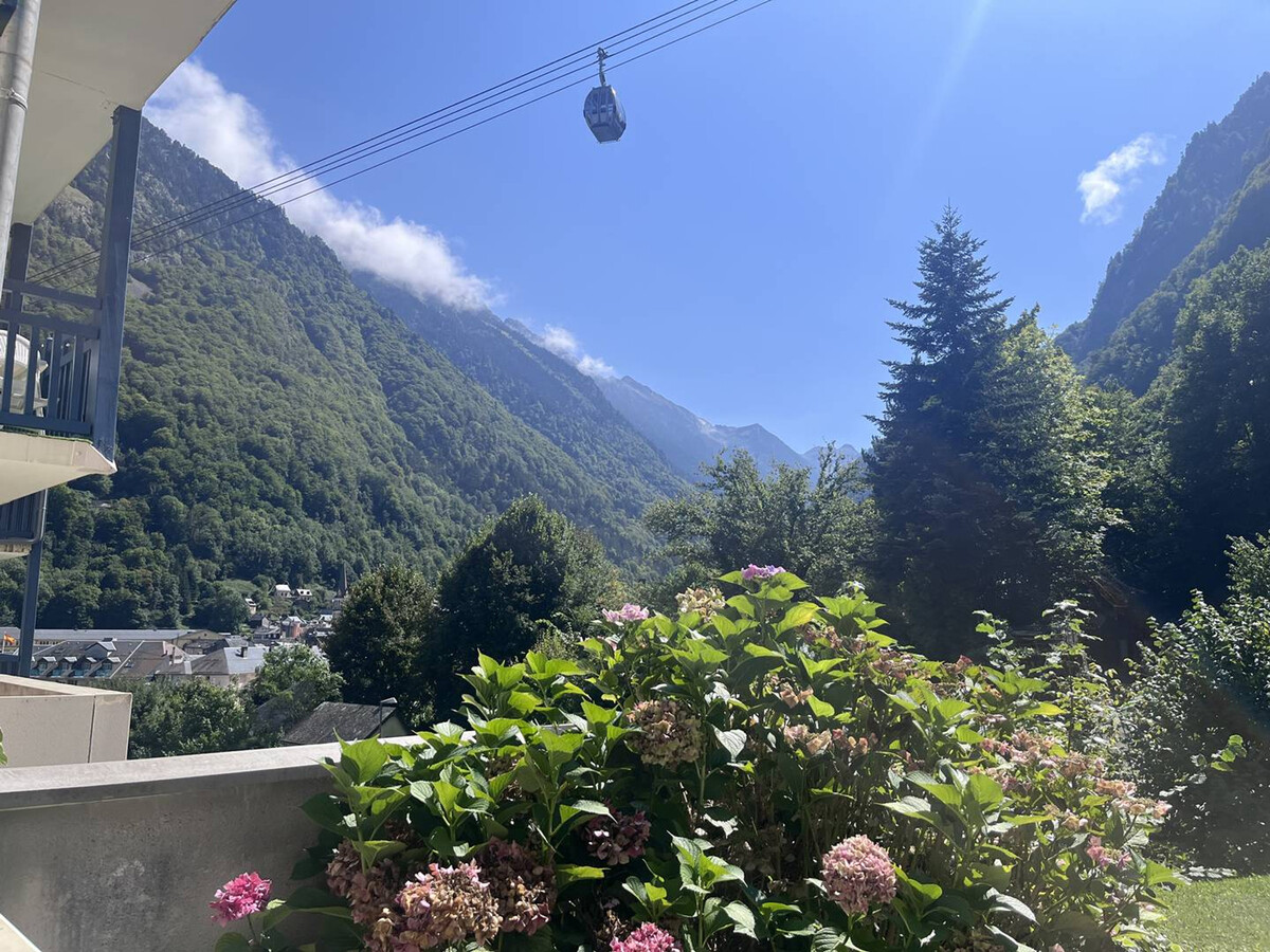 T2 6 personnes à Cauterets : parking, balcon montagne - Photo 6