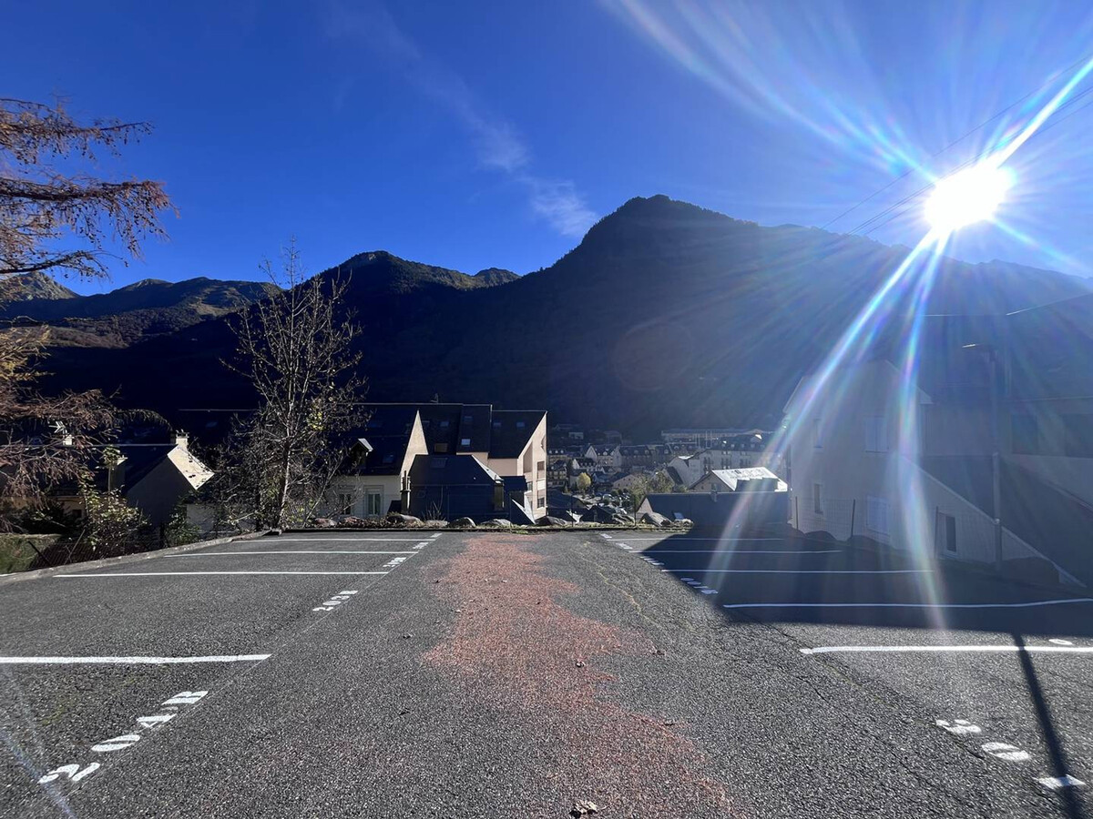T2 6 personnes à Cauterets : parking, balcon montagne - Photo 9
