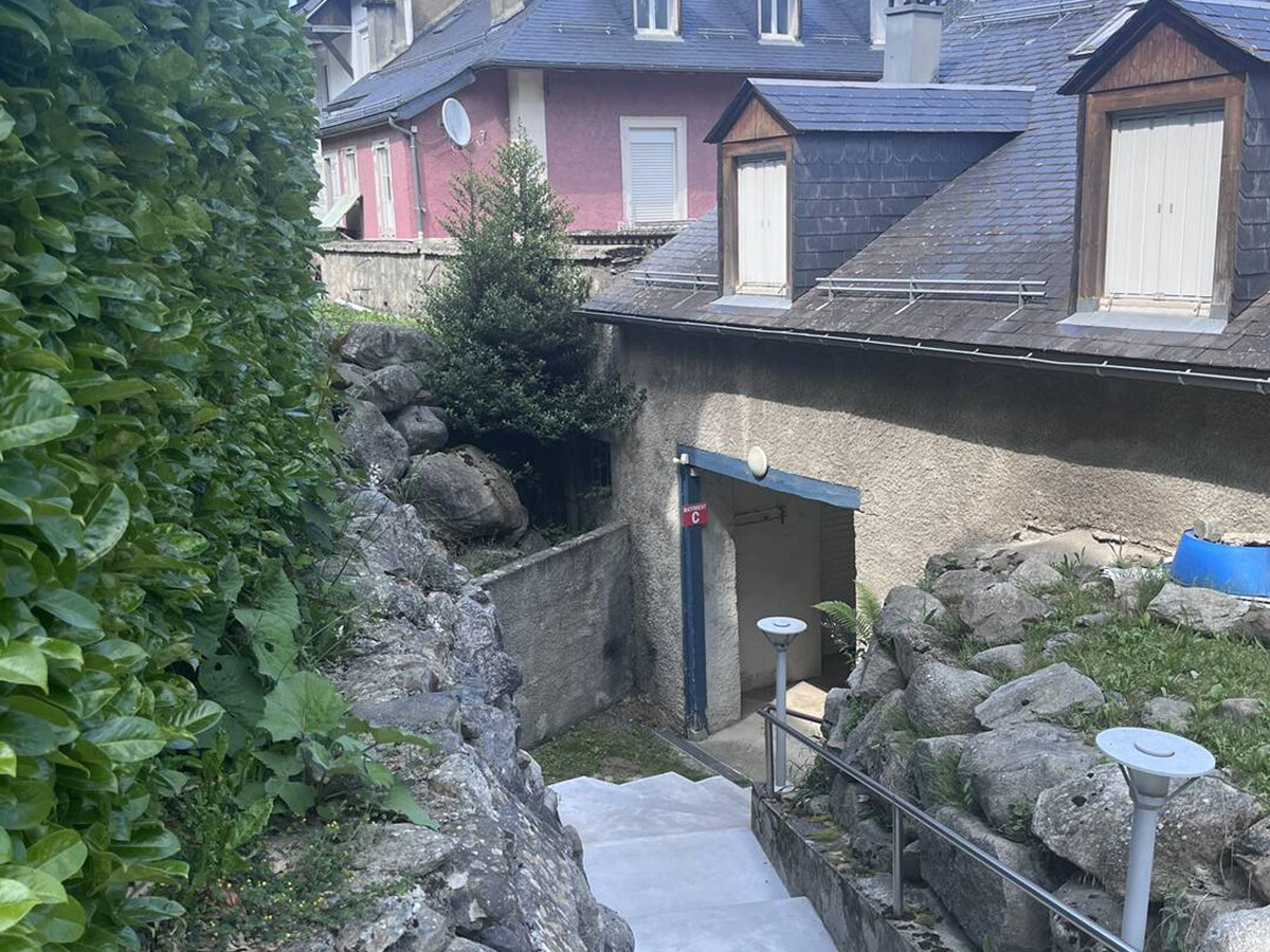 T2 6 personnes à Cauterets : parking, balcon montagne - Photo 10