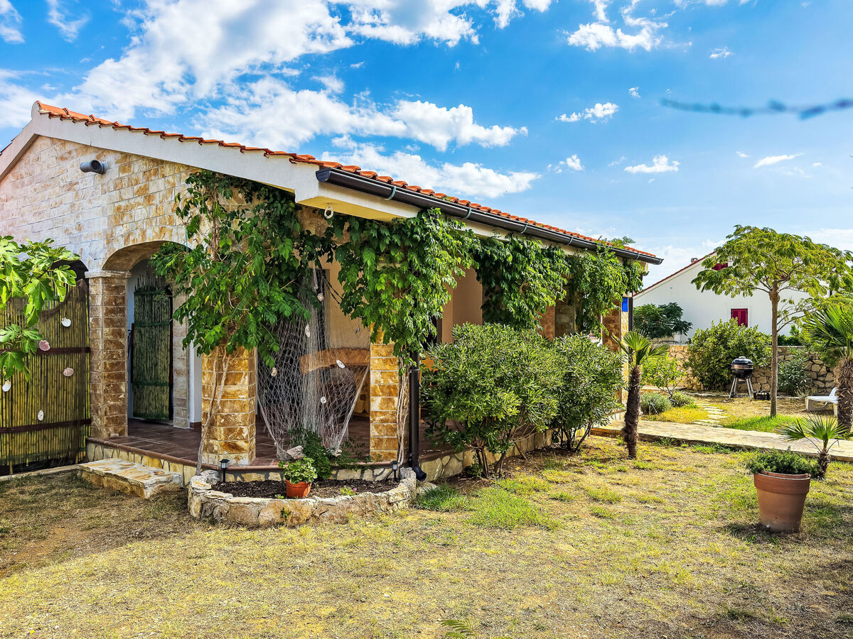 Maison Nada à 700 m de la plage de Ražanac - Photo 2