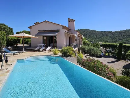 Location villa à Les Issambres, Villa avec piscine privée, climatisation et parking, proche plages aux Issambres