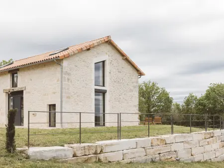 Location gite à Sorges et Ligueux en Périgord, Charmante maison avec climatisation, WiFi et animaux admis à Puycousin