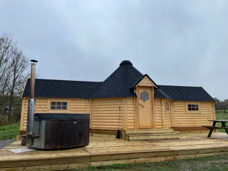 Location maison à Cérans Foulletourte Cérans, Kota finlandais avec bain nordique privatif et ferme pédagogique