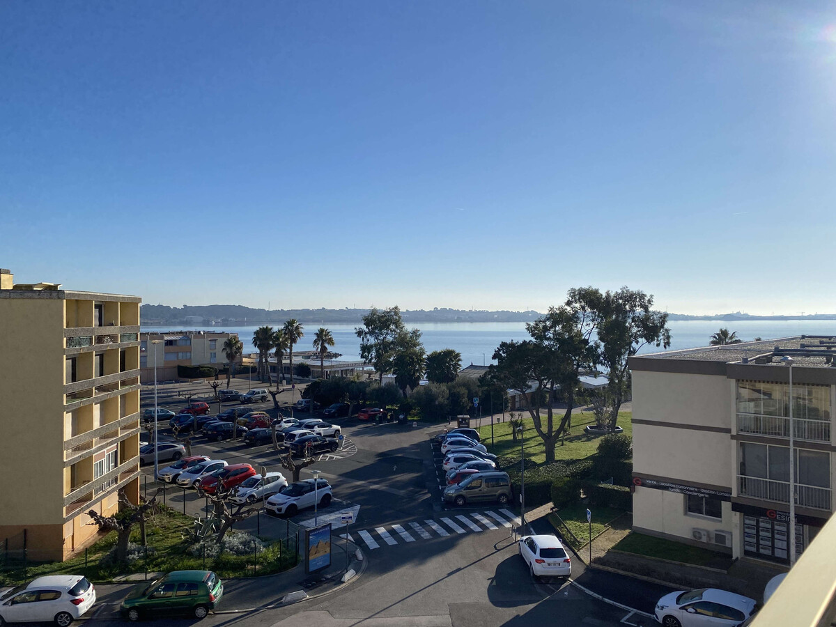 T1 Balaruc-les-Bains, terrasse vue étang & parking - Photo 1