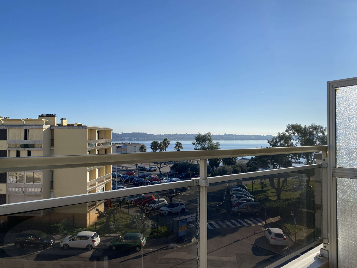 T1 Balaruc-les-Bains, terrasse vue étang & parking - Photo 11
