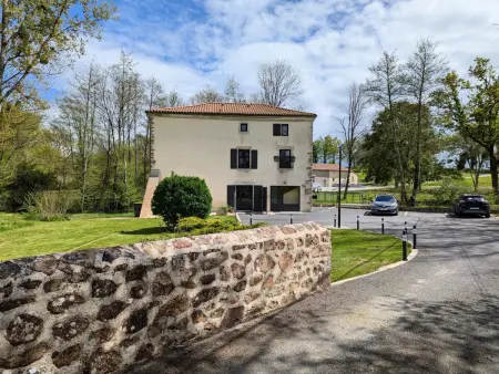 Gîte au bord de la rivière avec 2 terrasses à Saint-Maurice-des-Lions