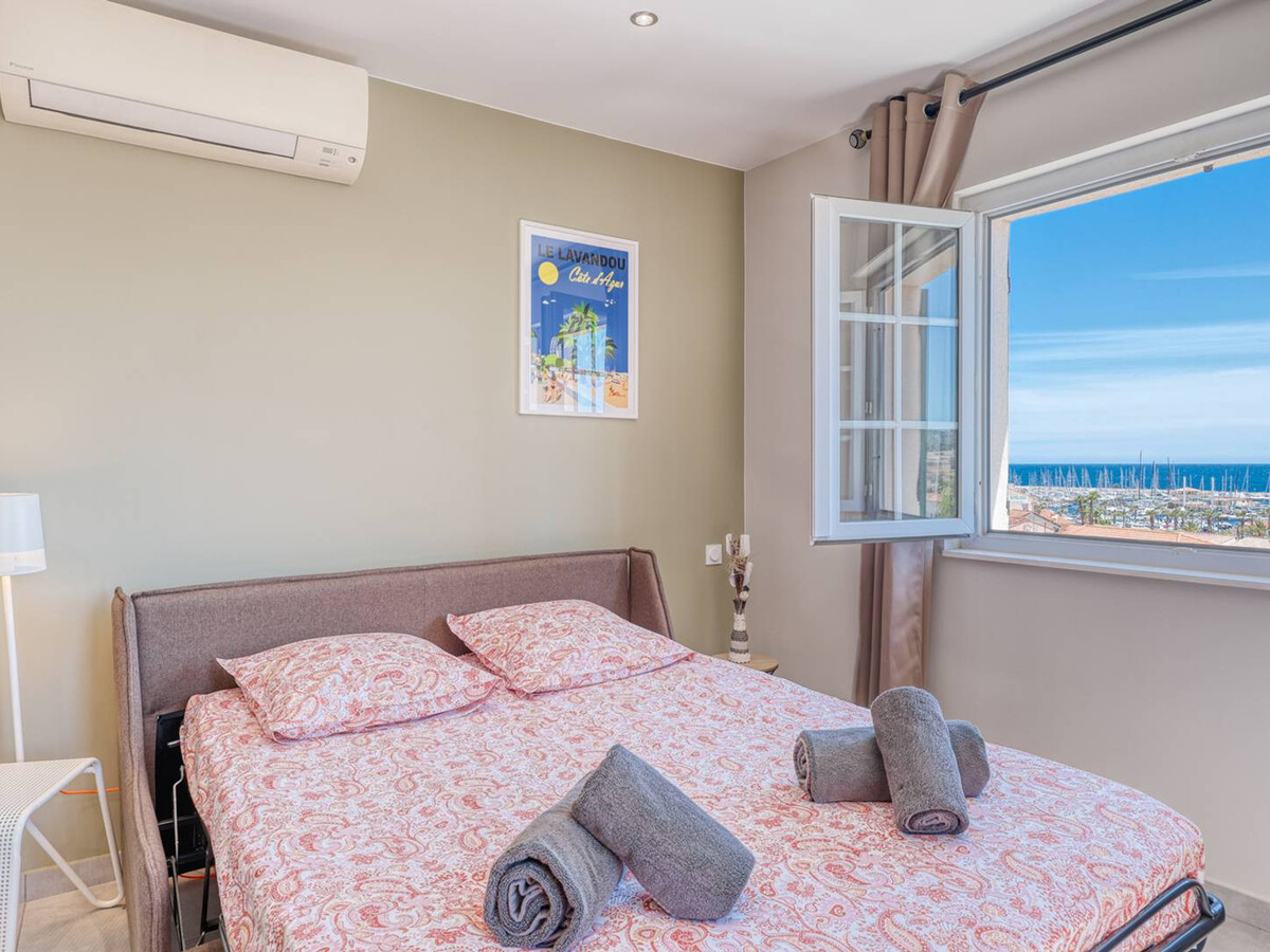 Appartement climatisé centre Le Lavandou, vue mer - Photo 5