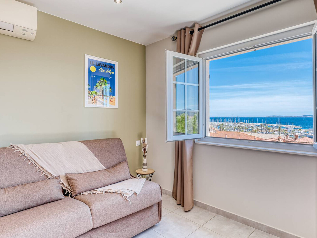 Appartement climatisé centre Le Lavandou, vue mer - Photo 15